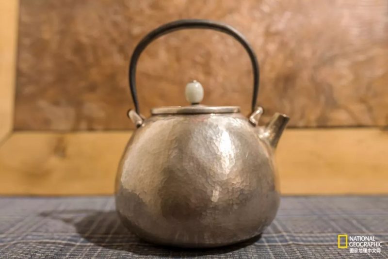 A thin-walled dragon birth pot that took half a month to make.