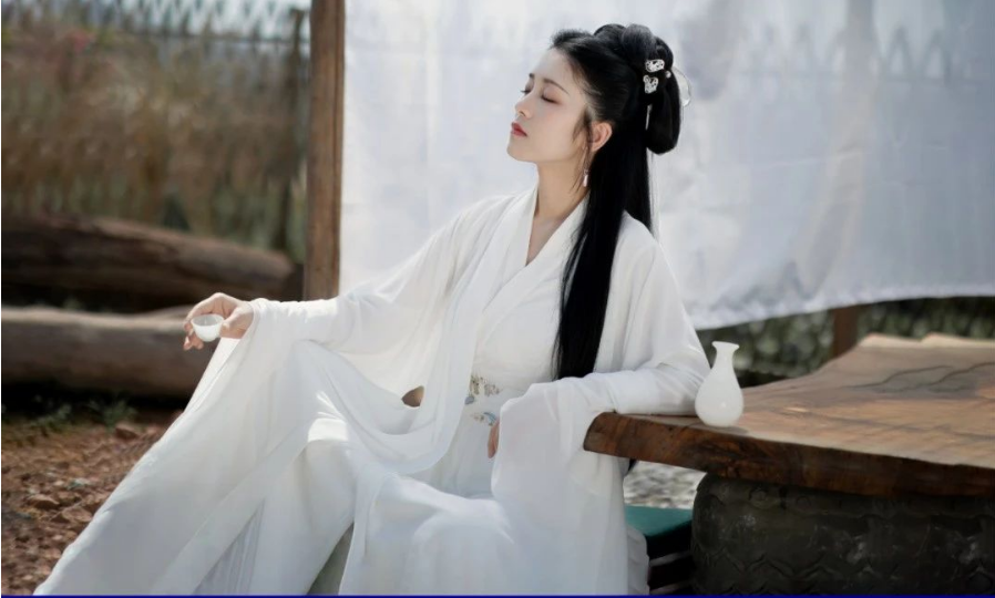Aduo Jiangni in Hanfu and traditional hairstyle
