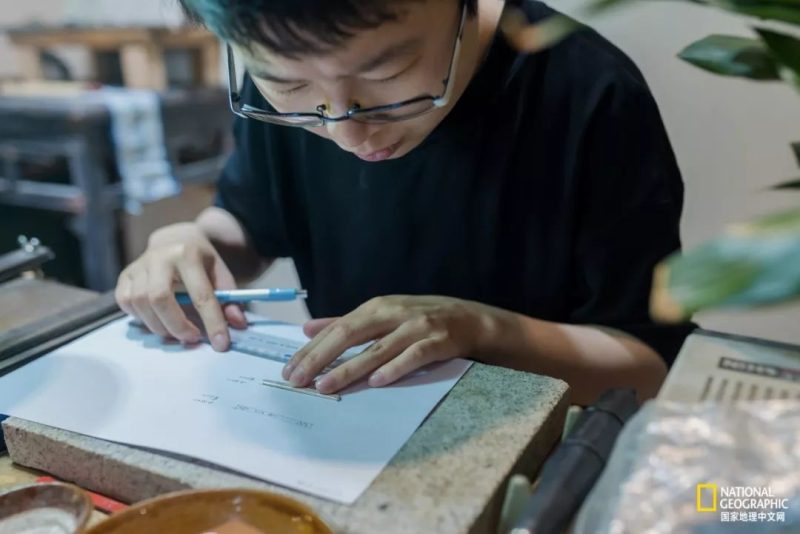Aduo's sister designing the patterns of a silver ring.