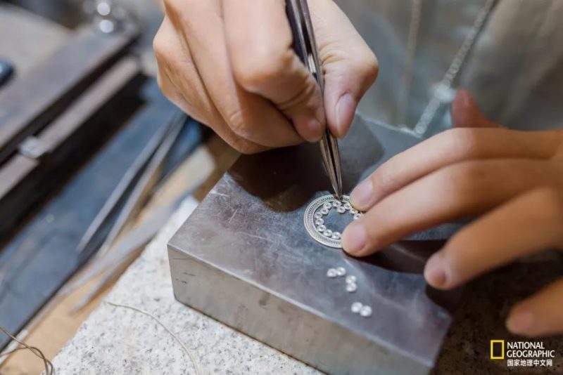 The previously prepared small silver rings are used to fill in the gaps.