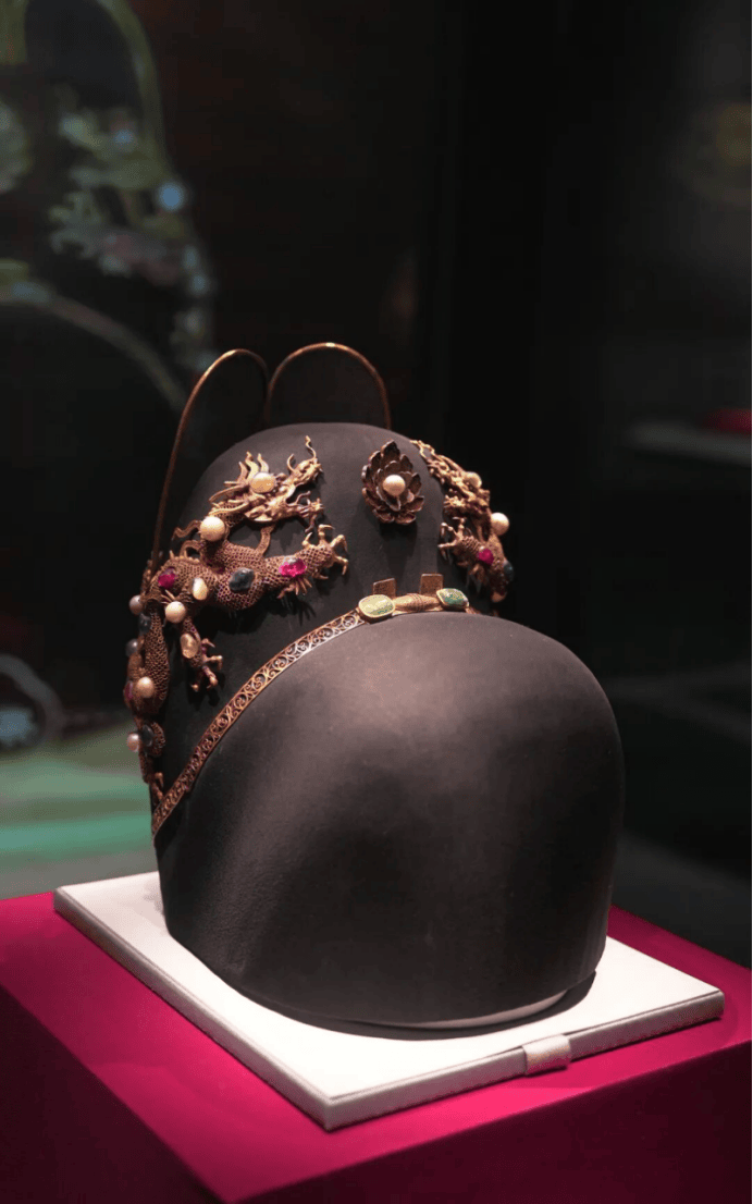 Intricate ancient Chinese gold jewelry display