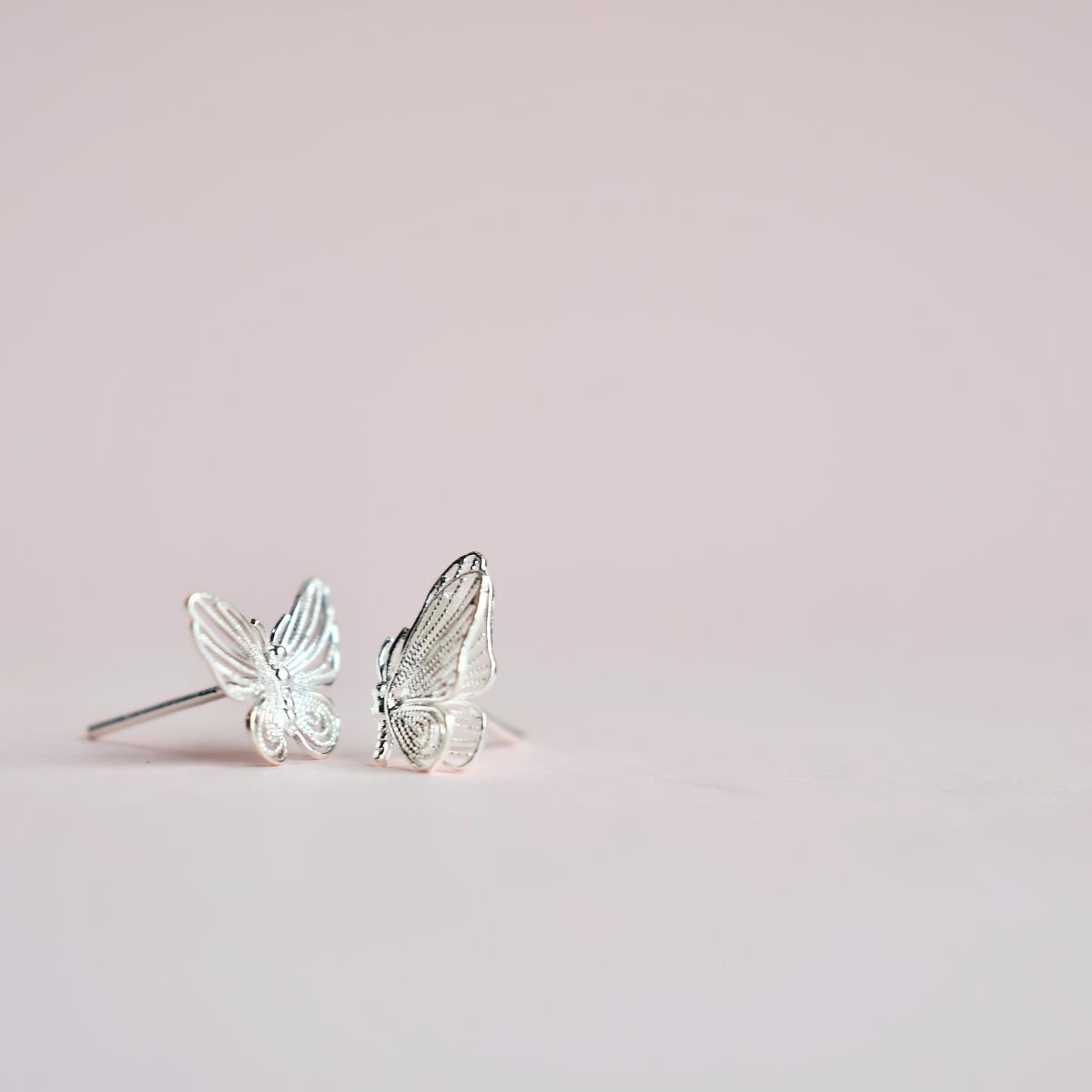 Silver Stud Earrings - Dancing Butterflies - 画像 (4)