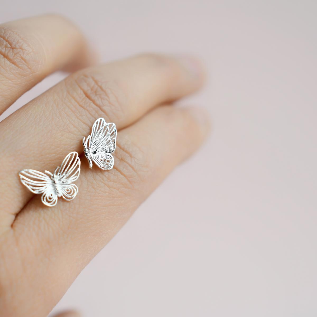 Silver Stud Earrings - Dancing Butterflies - 画像 (8)