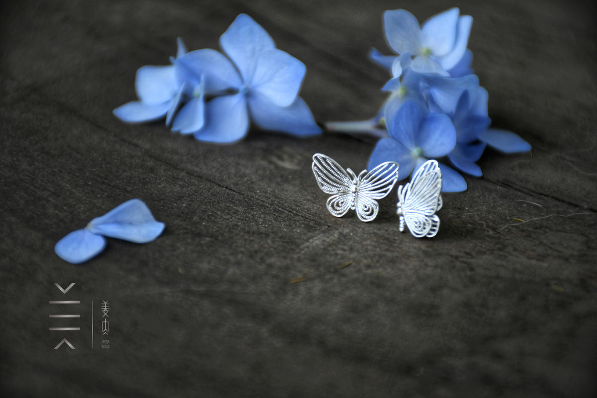 Silver Stud Earrings - Dancing Butterflies - 画像 (9)