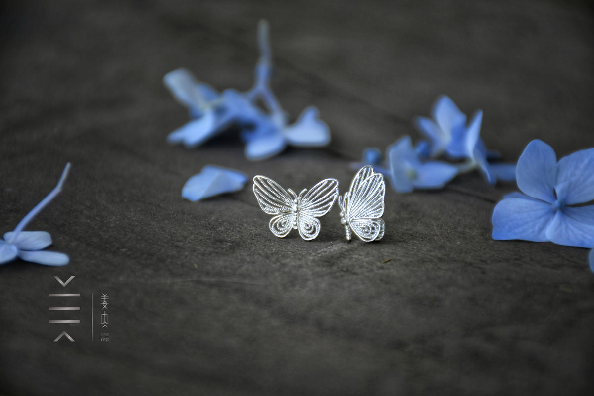 Silver Stud Earrings - Dancing Butterflies - 画像 (10)