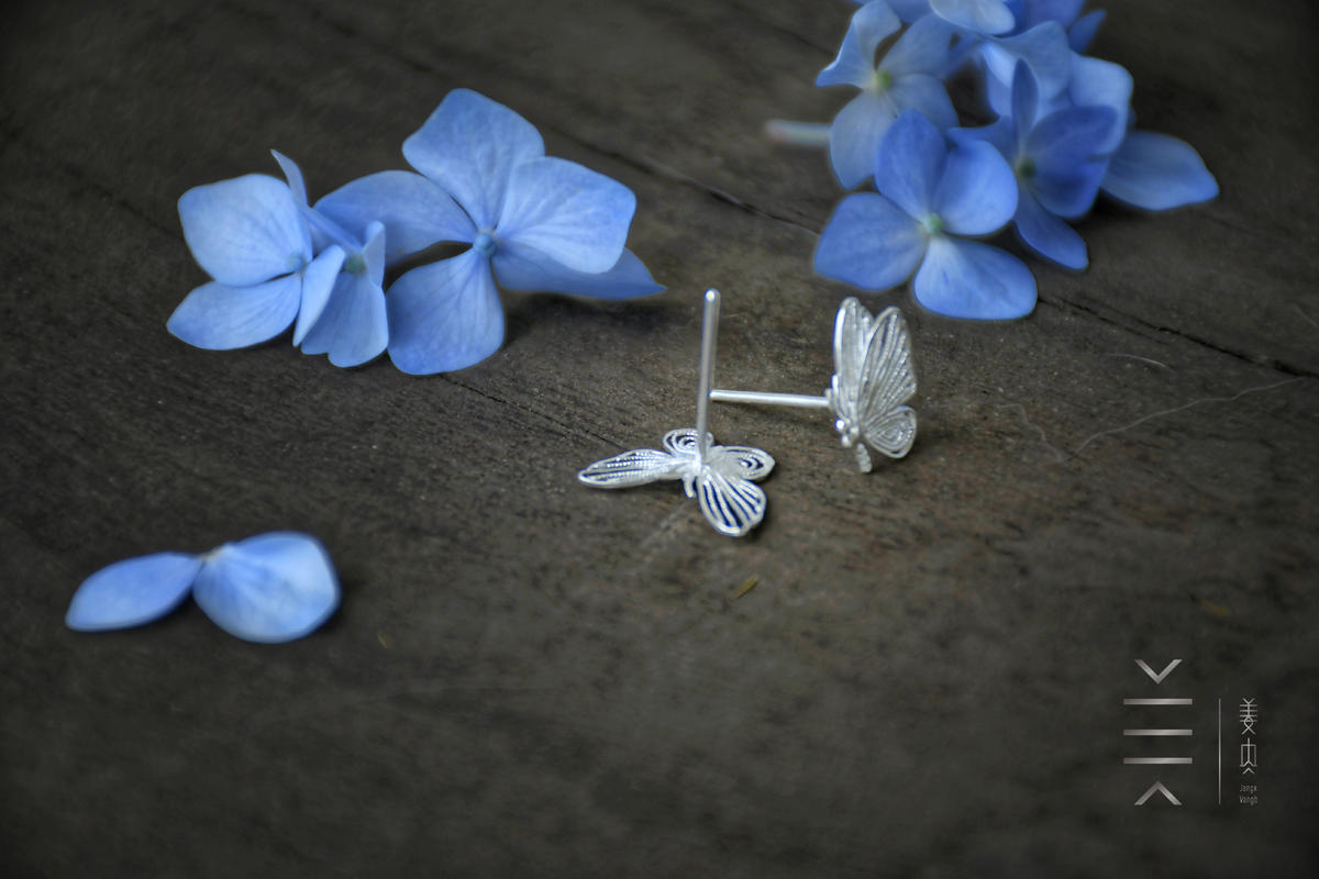 Silver Stud Earrings - Dancing Butterflies - 画像 (12)
