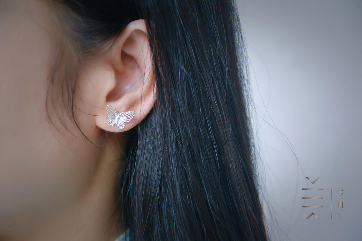 Silver Stud Earrings - Dancing Butterflies - 画像 (14)