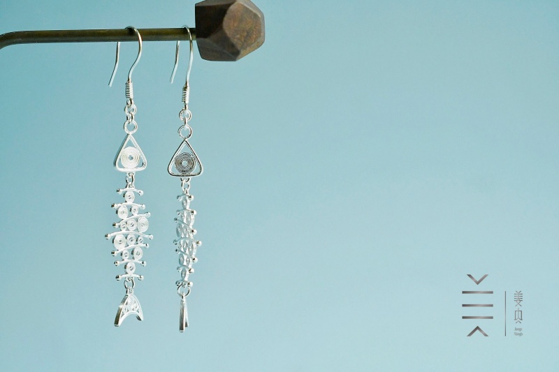 Elegant silver fishbone earrings design.