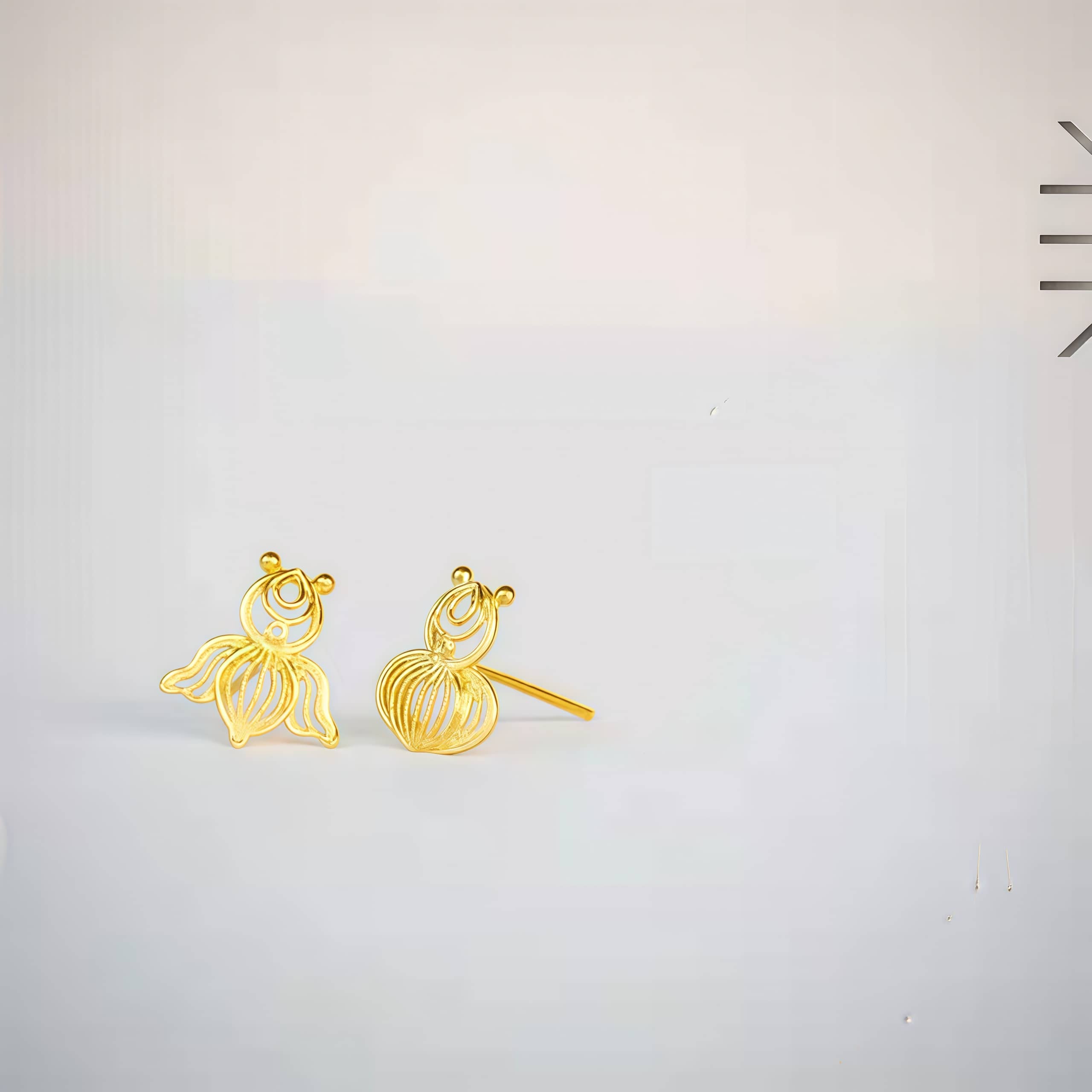 Gold-plated Silver Stud Earrings – Little Goldfish - Imagen 3