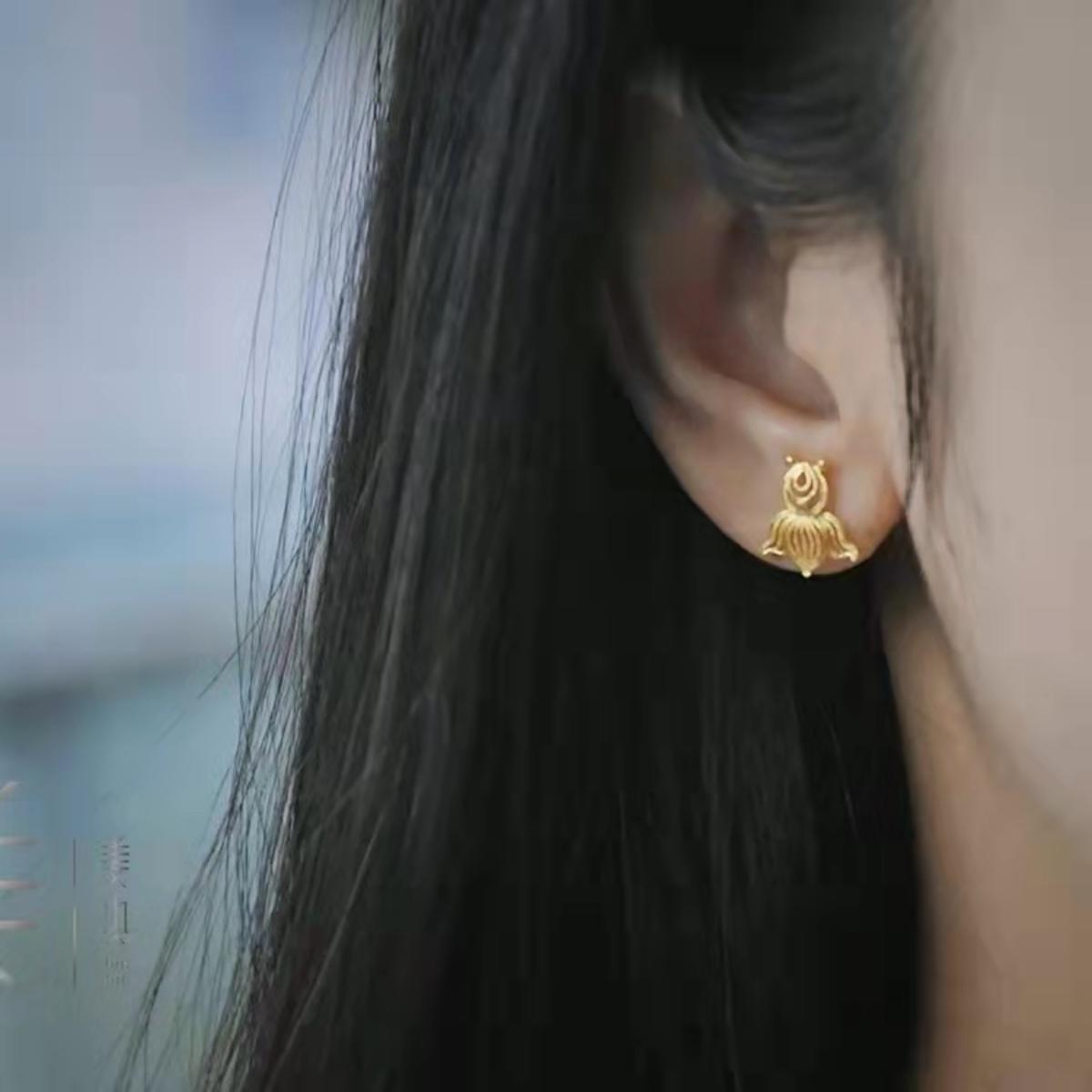 Gold-plated Silver Stud Earrings – Little Goldfish - Imagen 7