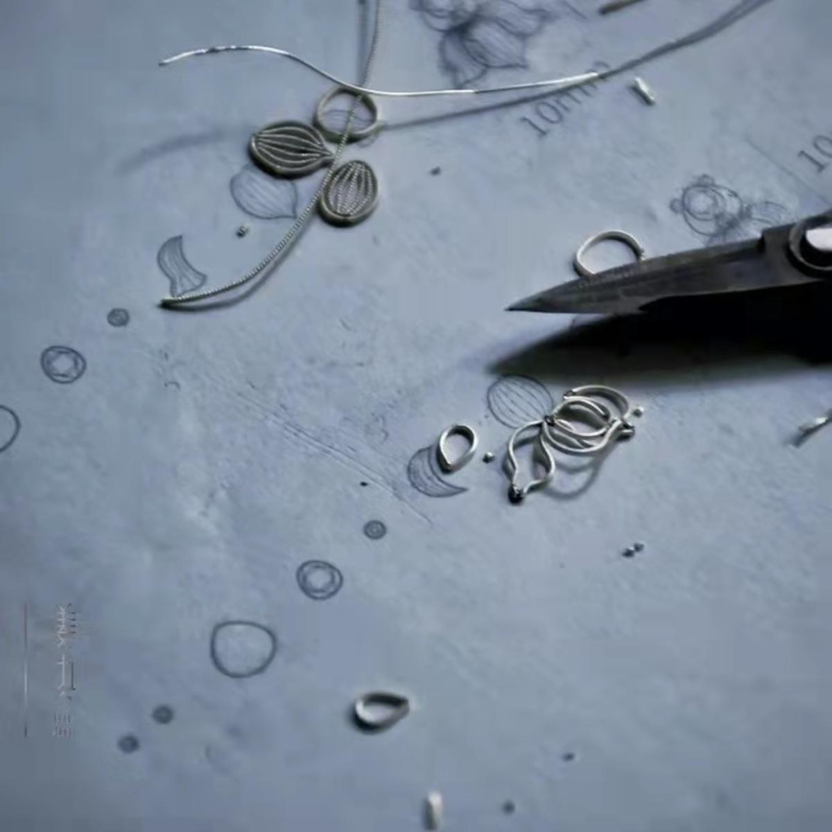 Gold-plated Silver Stud Earrings – Little Goldfish - Imagen 9