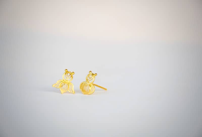 Gold-plated Silver Stud Earrings – Little Goldfish - Imagen 5