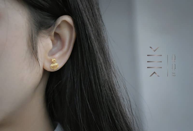 Gold-plated Silver Stud Earrings – Little Goldfish - Imagen 11