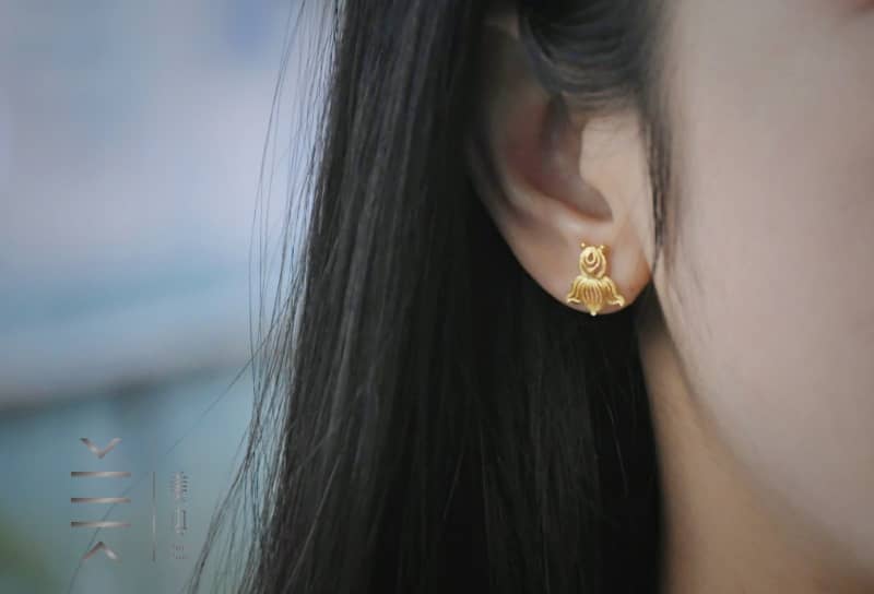 Gold-plated Silver Stud Earrings – Little Goldfish - Imagen 10